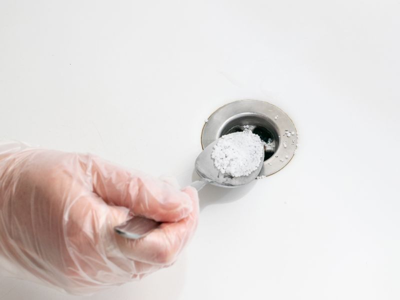Áp dụng bột/gel thông tắc cống chuyên dụng