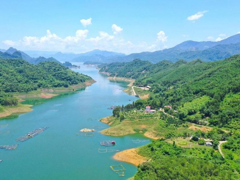 Hồ Hòa Bình nằm trên sông nào?